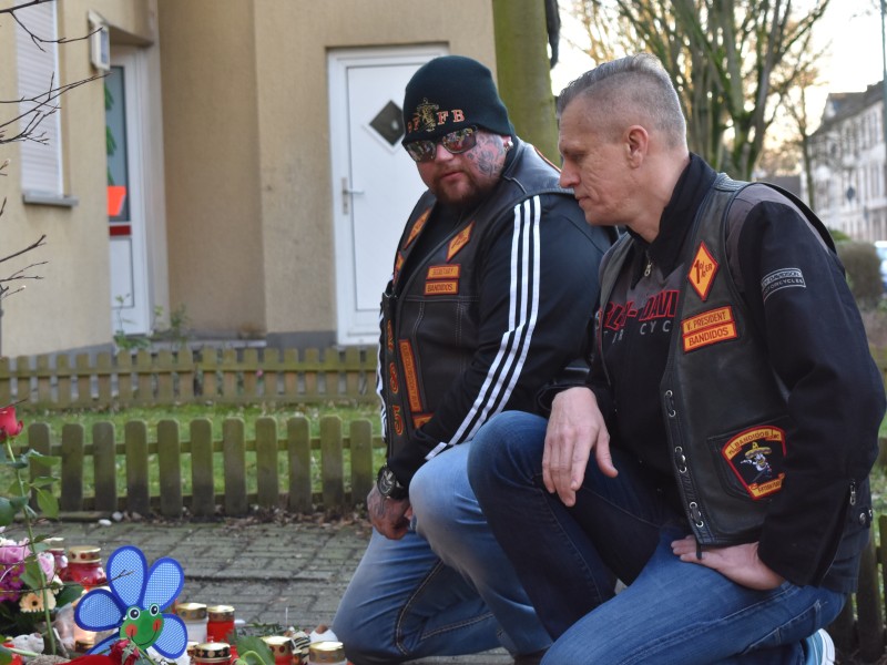 Auch Mitglieder des Rockerclubs Bandidos sind da. Jadens Vater hat Freunde bei den Rockern.  