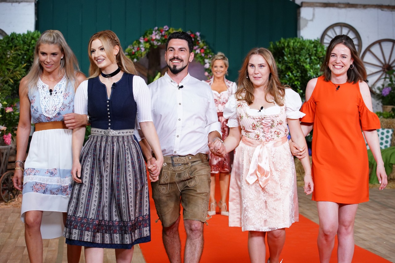 Biobauer Mathias will bei „Bauer sucht Frau” sein Glück finden, Kandidatin Kim (rechts neben ihm) hat Einwände.