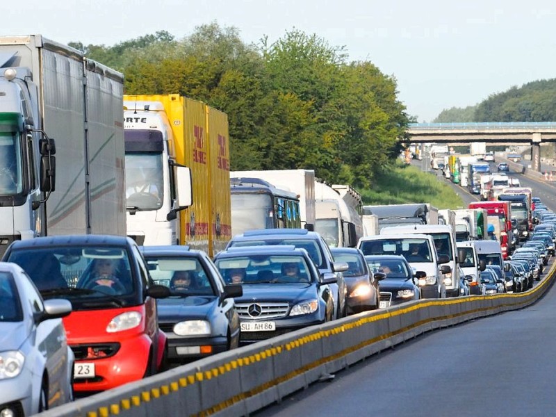 Aus noch ungeklärter Ursache kam es am heutigen Dienstagmorgen gegen 6.25 Uhr zu einem Unfall mit Beteiligung von sieben Fahrzeugen auf der A2 von Hamm in Fahrtrichtung Oberhausen.