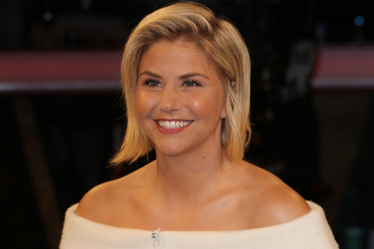 Beatrice Egli zeigt in einem edlen Abendkleid viel Haut – die Fans sind begeistert. (Archivfoto)