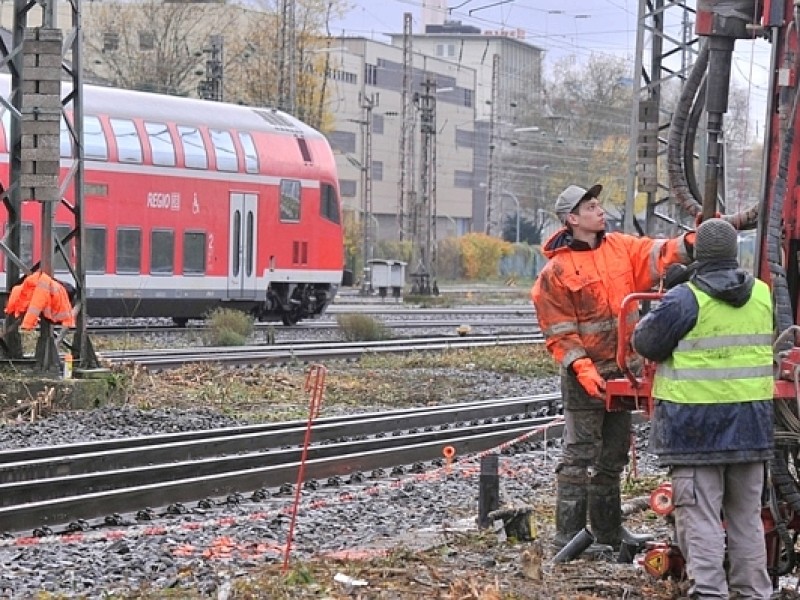 Am Montag, 25. November, teilten die Bezirksregierung Arnsberg und die Deutsche Bahn mit, dass die Erkundungsbohrungen und die Verfüllung der Hohlräume mindestens bis Ende Dezember 2013 laufen werden. Foto: Sebastian Konopka