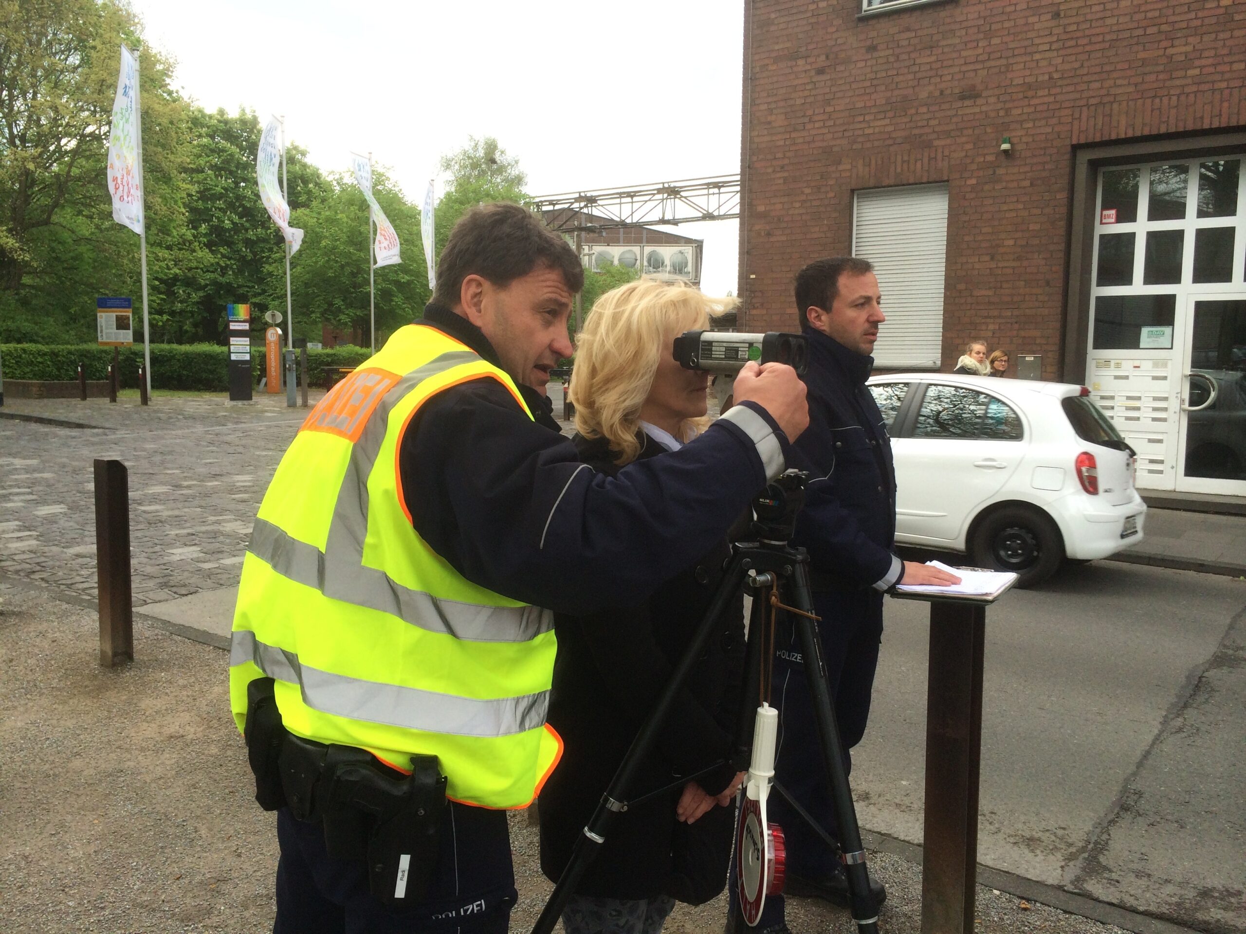 Volker Rademacher vom Verkehrsdienst erklärt Messpatin Barbara Hollunder die Lasertechnik. Foto: Jennifer Humpfle