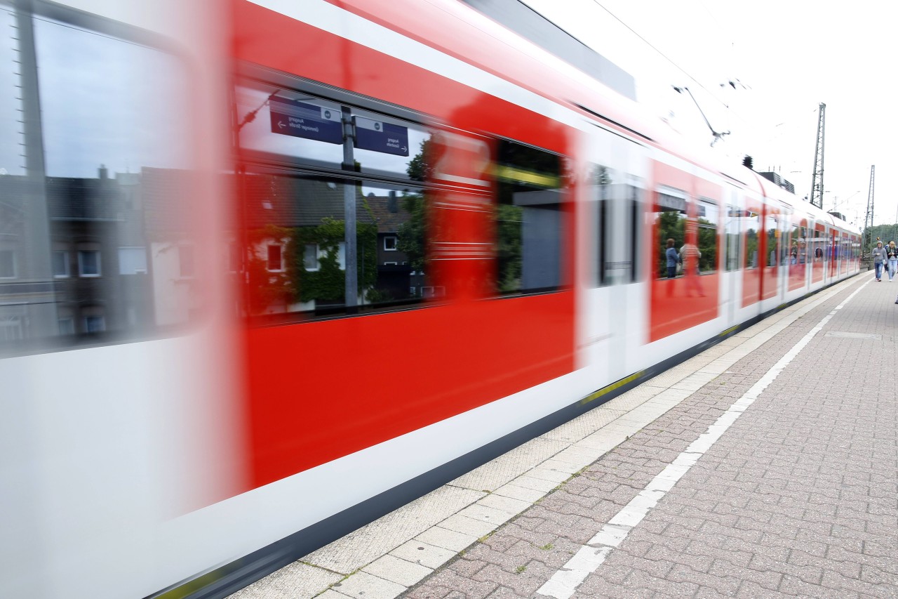 Am Bahnhof Bochum-Langendreer West sind zwei Jugendliche (14, 15) auf eine einfahrende S1 gesprungen. (Symbolbild)