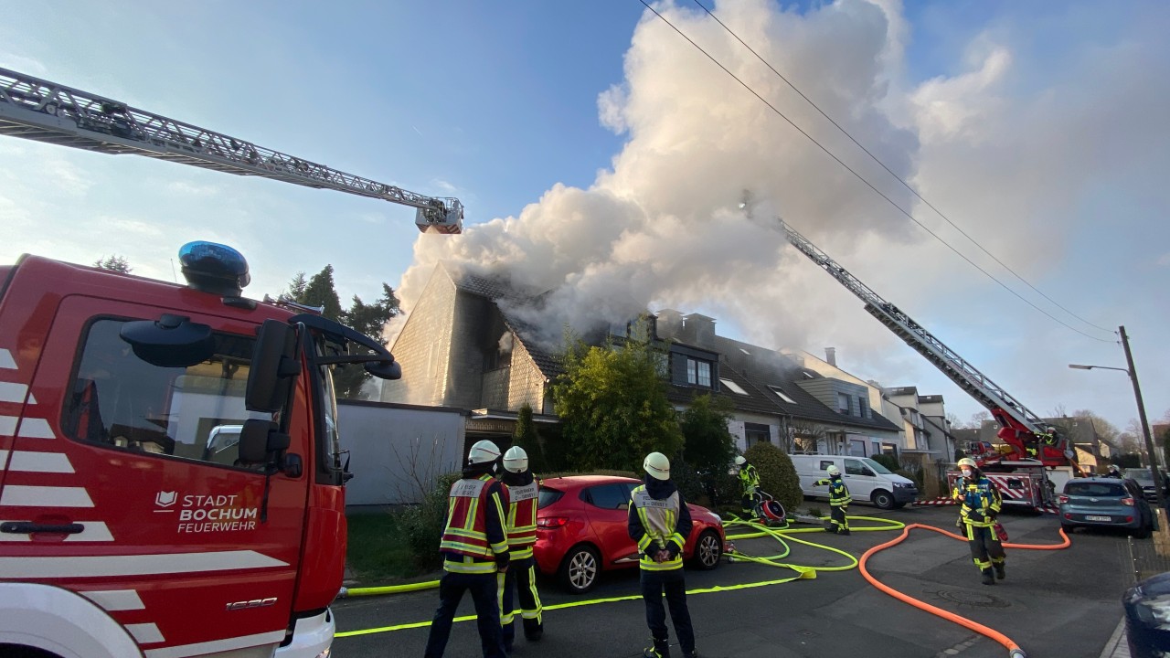 In Bochum ist am Sonntagmorgen ein Feuer in einer Dachgeschosswohnung ausgebrochen. Die Feuerwehr war mit etlichen Einsatzkräften vor Ort. 