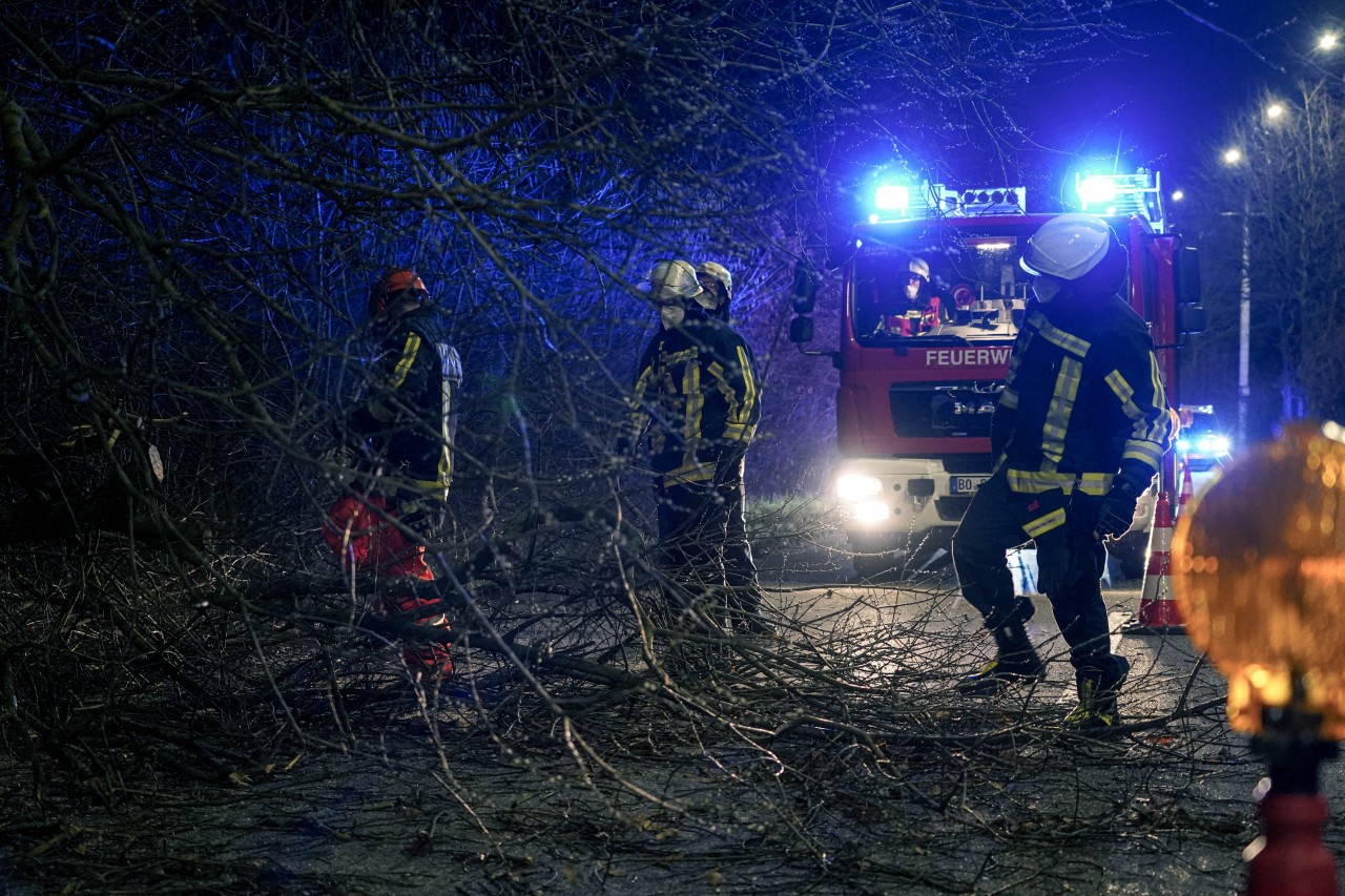 In Bochum hat sich während des Sturms ein Feuerwehrmann verletzt. (Symbolbild)