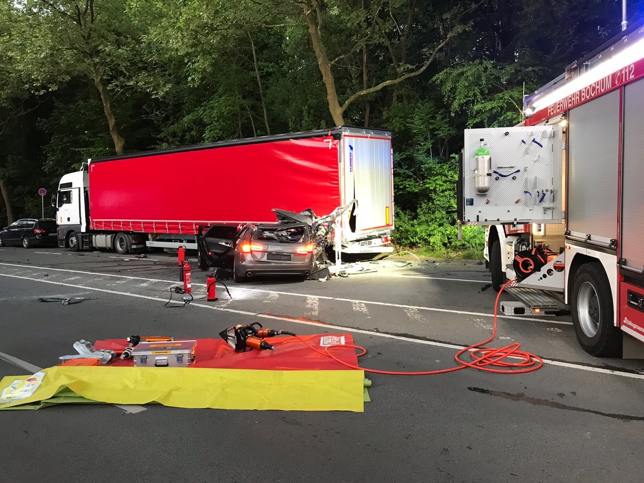 In Bochum krachte ein PKW-Fahrer in einen parkenden Laster - für seinen Beifahrer kam jede Hilfe zu spät. 