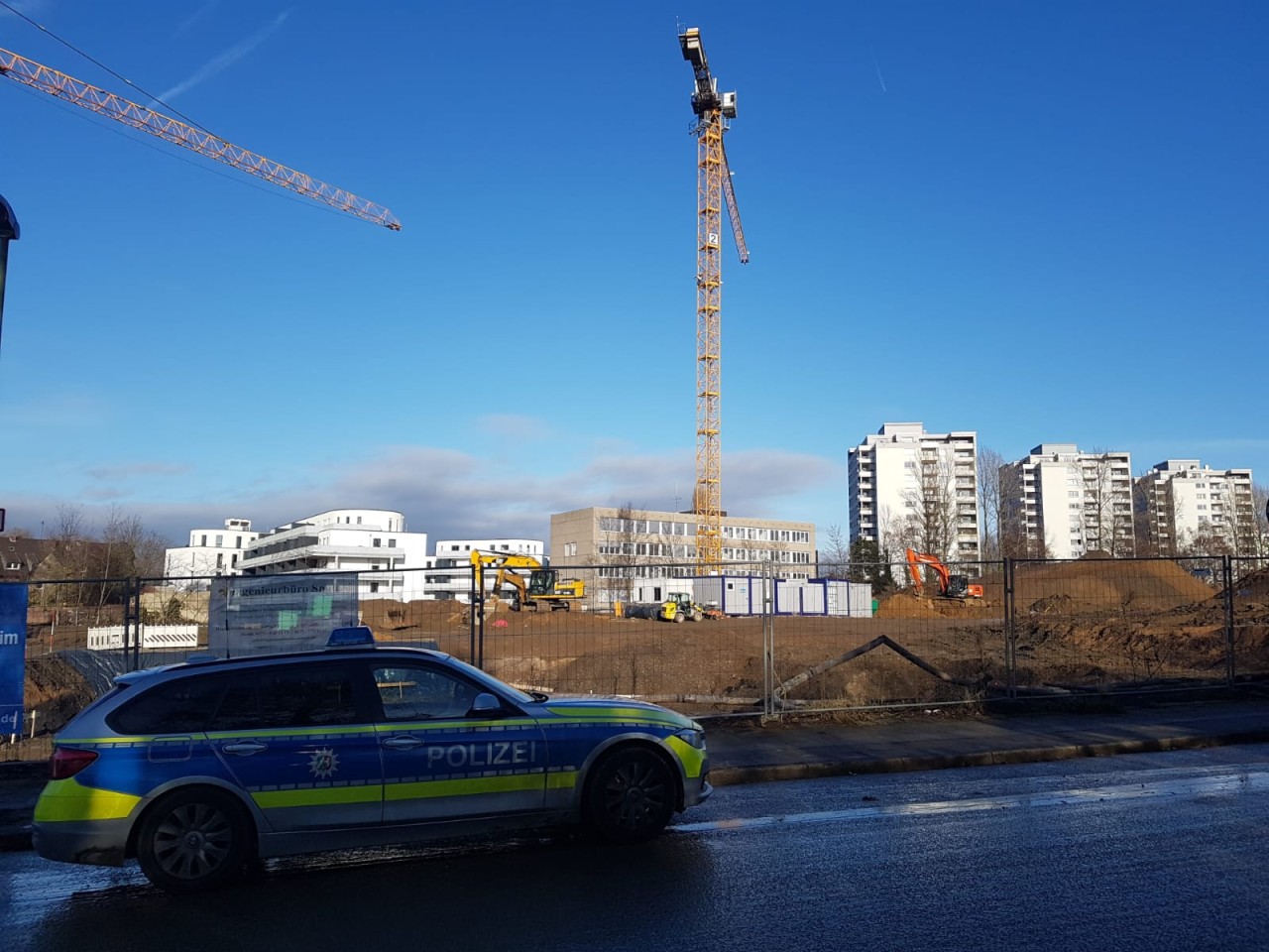 Polizisten räumen den Bereich um die Baustelle.