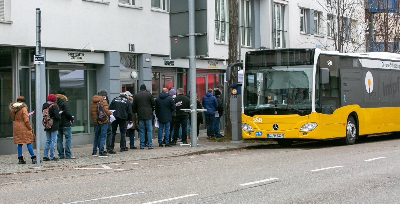 Vor diesem Impfbus in Stuttgart herrscht Riesen-Andrang – wie fast in ganz Deutschland.