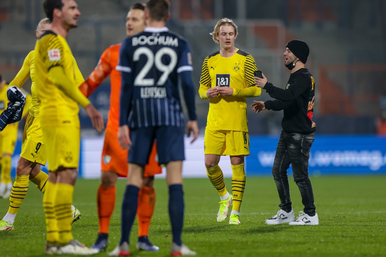 Auch Julian Brandt war von dem Fan nicht sonderlich begeistert.