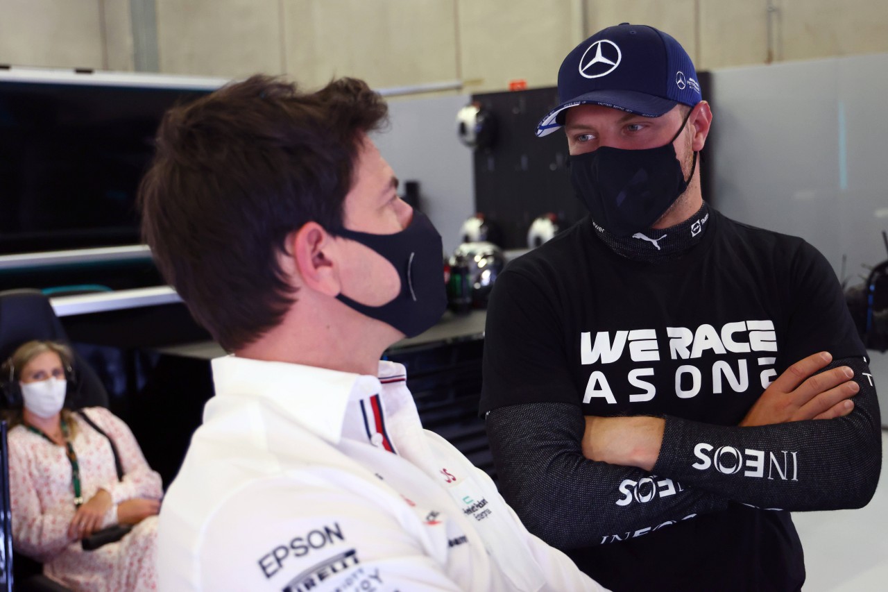 Toto Wolff und Valtteri Bottas im Gespräch.