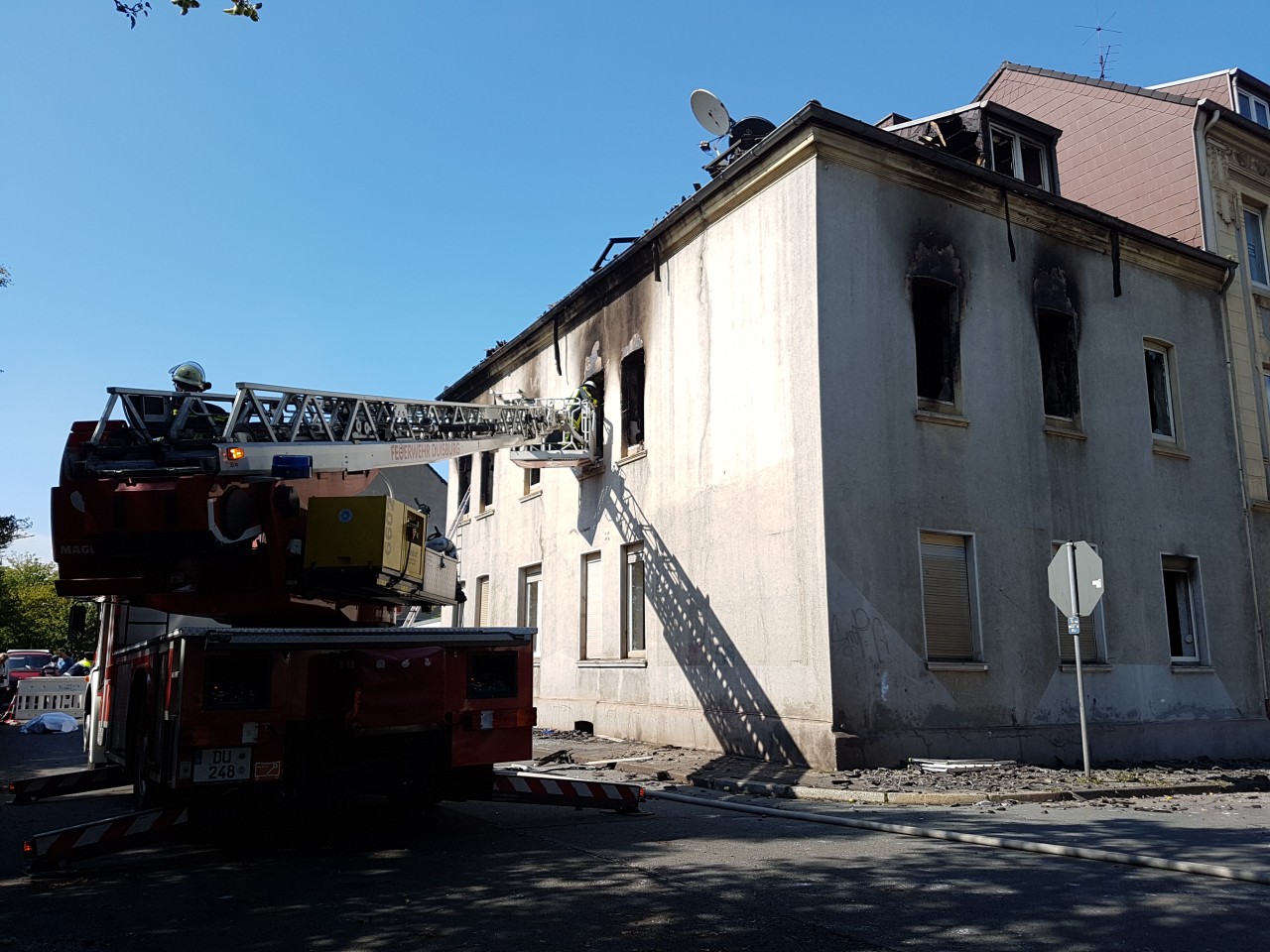 Einsatzkräfte der Feuerwehr bargen am Mittag zwei Leichen aus dem ersten Stock des Mehrfamilienhauses.