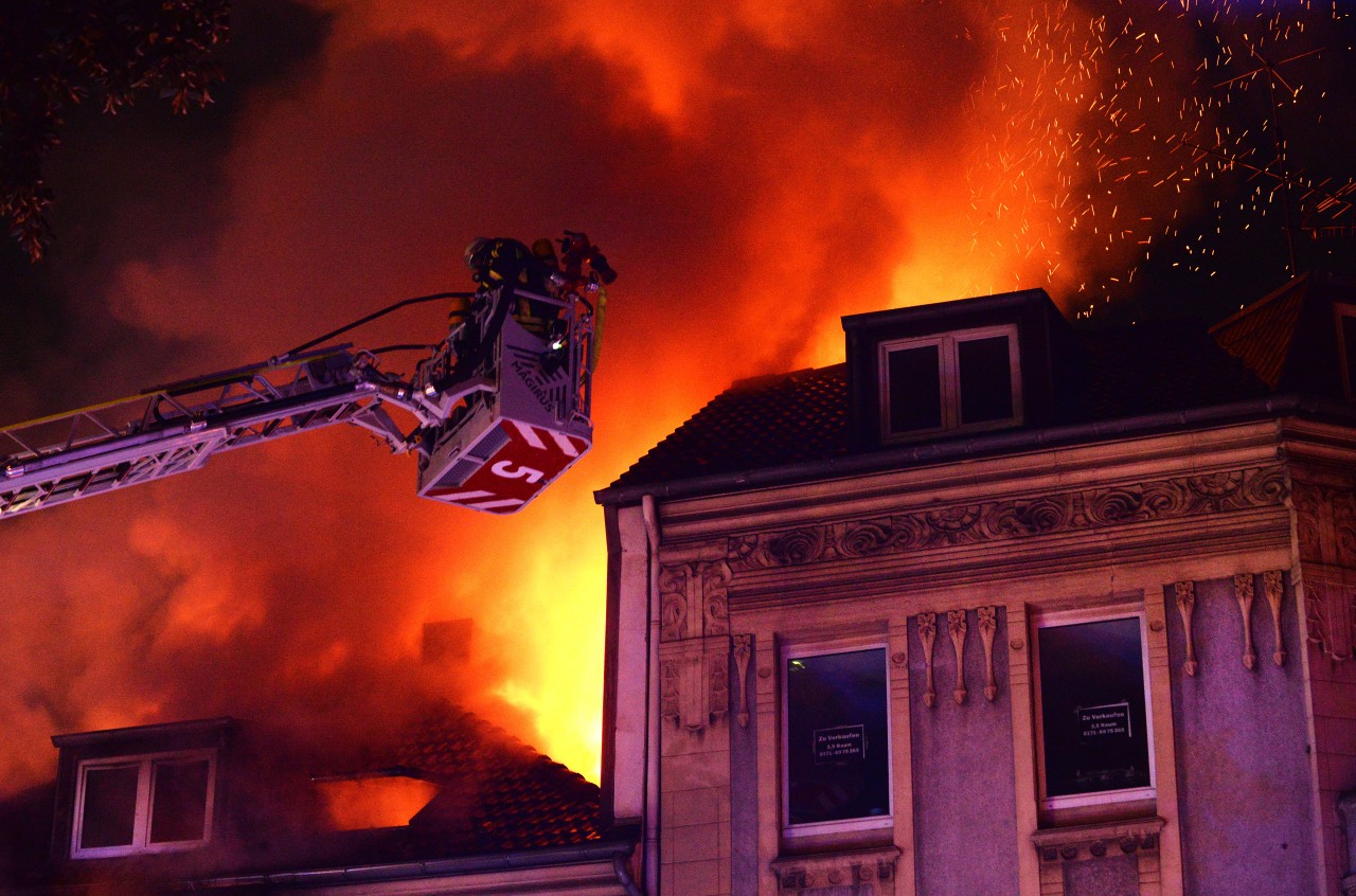 Die Feuerwehr rettete Menschen per Drehleiter aus dem Haus.