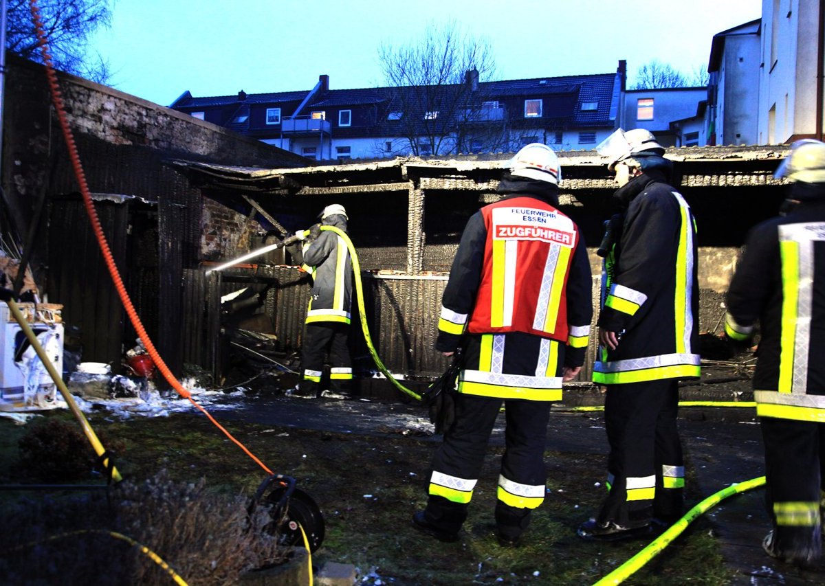 Brand Essen Feuerwehr hubertstrasse gartenlaube.JPG