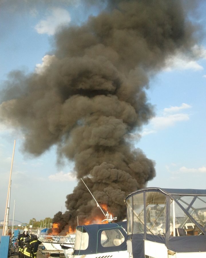 Brand_in_Marina_Bergkamen_Foto_Dietmar_Luft_Feuerwehr.jpg