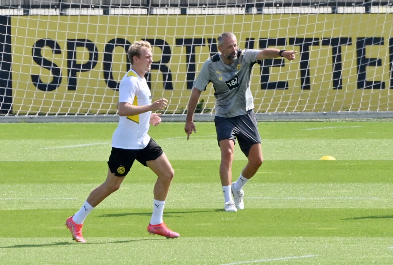 Julian Brandt und Marco Rose im ersten Training.