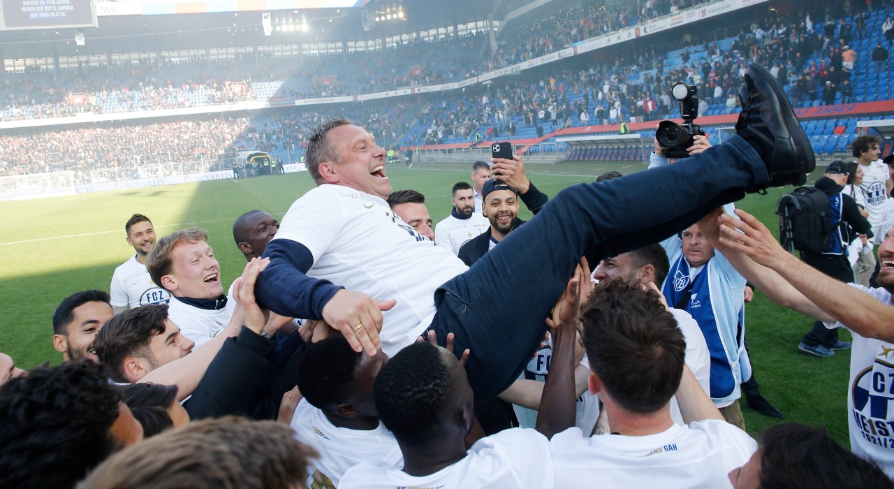 Breitenreiter wird nach dem Titelgewinn in Zürich bejubelt.