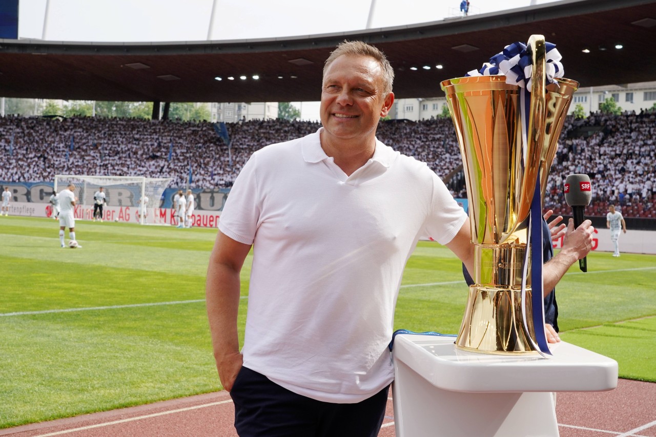 Breitenreiter posiert mit dem Schweizer Meisterpokal. Breitenreiter posiert mit dem Schweizer Meisterpokal.