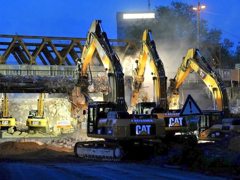 Am Freitag, den 11.05.2012 beginnen am Abend die Abrissarbeiten der beiden alten Brücken im Mercatorkreisel in Duisburg - Mitte. Im Rahmen des sechsspurigen Ausbaus der Autobahn A 59 wird auch der Verteiler umgestaltet. Für die Arbeiten ist die Autobahn von Freitag Abend bis vorraussichtlich Sonntag komplett gesperrt. Solange bis die neue Brücke wieder gebaut ist, ist eine Behelfsbrücke gebaut worden. Im Foto: Die Bagger arbeiten die ganze Nacht durchFoto: Stephan Eickershoff/WAZFotoPool