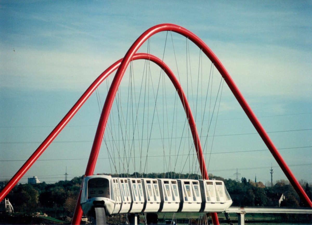 Brücke und Schwebebahn.jpg