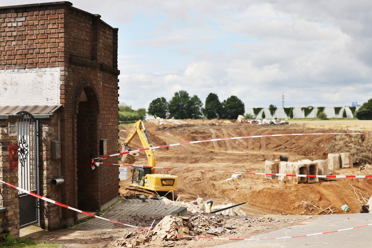 In Erftstadt-Blessem tat sich am 15. Juli in Folge des Hochwassers die Erde auf, verschluckte mehrere Häuser. (Archivfoto)