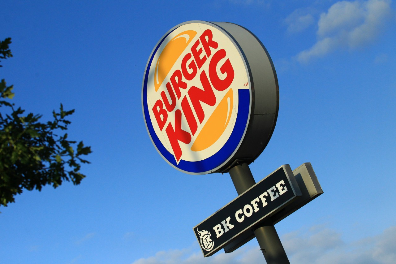 Frau erhofft sich von einem Besuch bei Burger King mehr. 