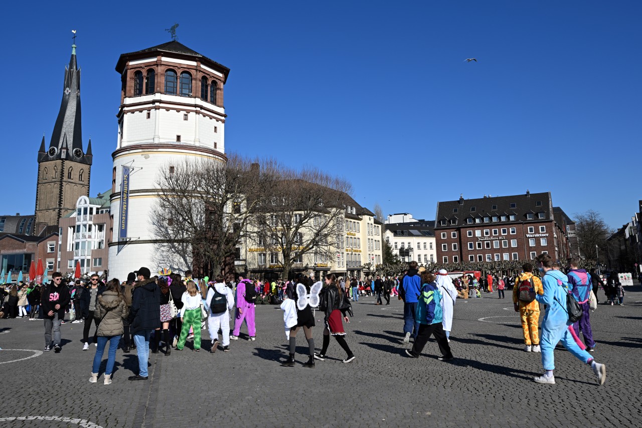 Auf dem Burgplatz in Düsseldorf sind drei Männer niedergestochen worden.