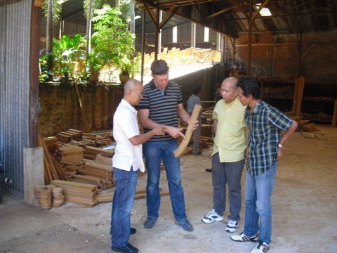 Johannes Hövelmann überprüft höchstpersönlich in Asien die Holzqualität sowie die Bedingungen des Holzanbaus und der Fertigung. Zwei seiner Mitarbeiter arbeiten in Indonesien.