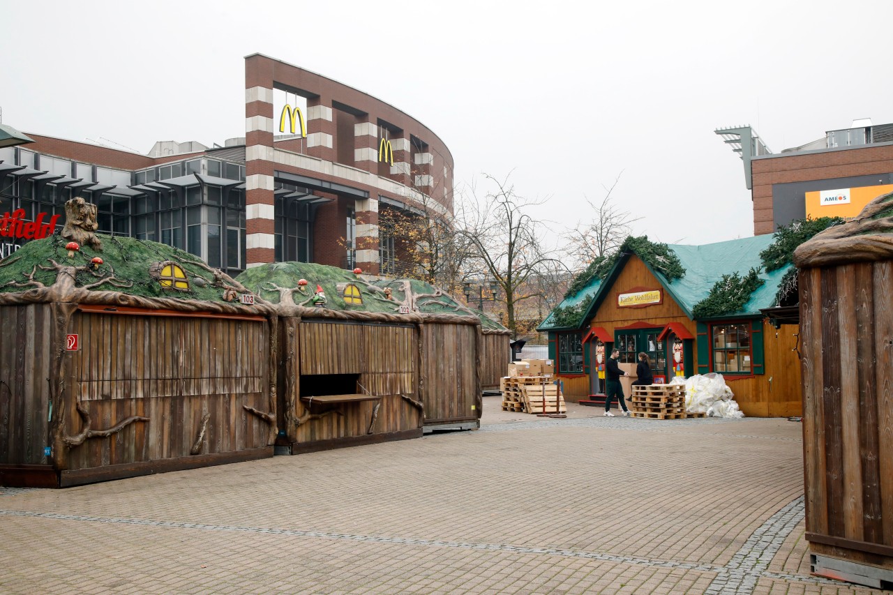 Centro Oberhausen: Die meisten Buden für den Weihnachtsmarkt am Einkaufszentrum stehen schon.