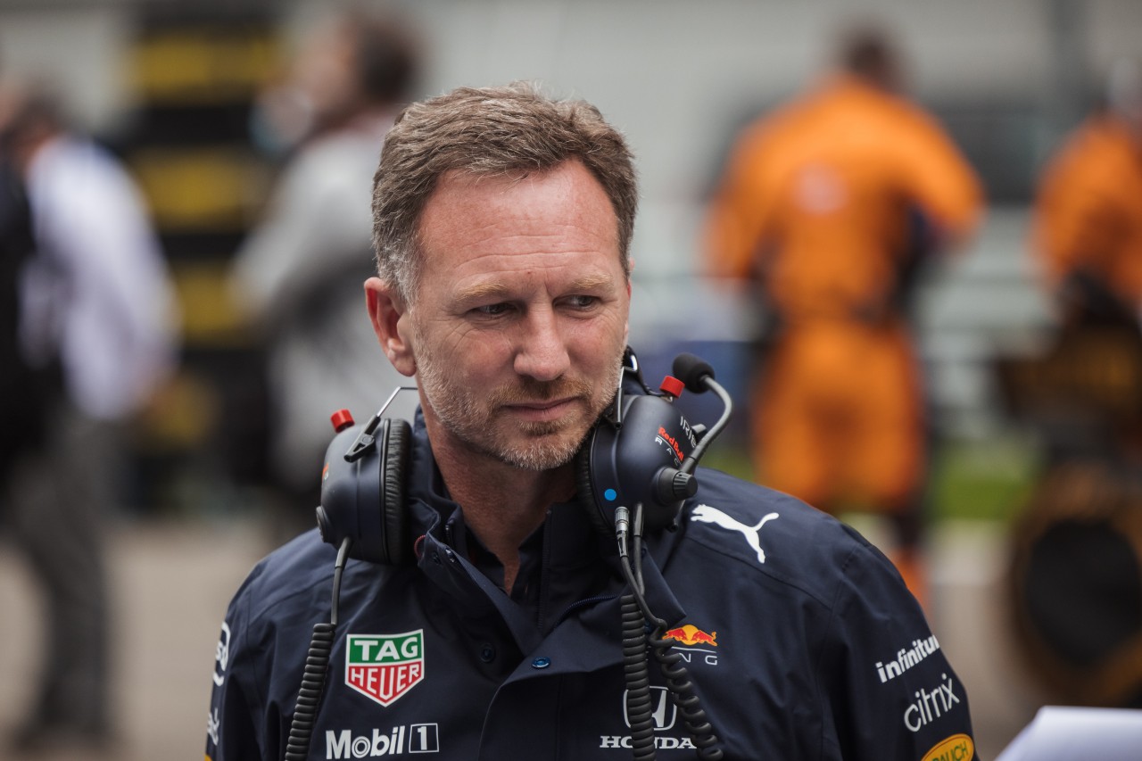 Red-Bull-Boss Christian Horner guckt bei Mercedes ganz genau hin.