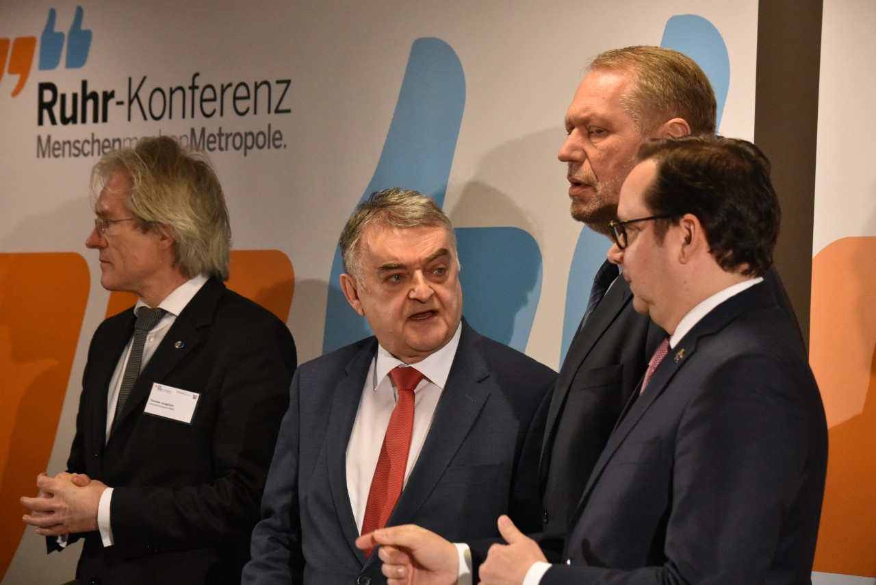 Symposium zur Clankriminalität in Essen: v.l.: NRW-LKA-Experte Thomas Jungbluth, NRW-Innenminister Herbert Reul, Essens Polizeipräsident Frank Richter, Essens OB Thomas Kufen