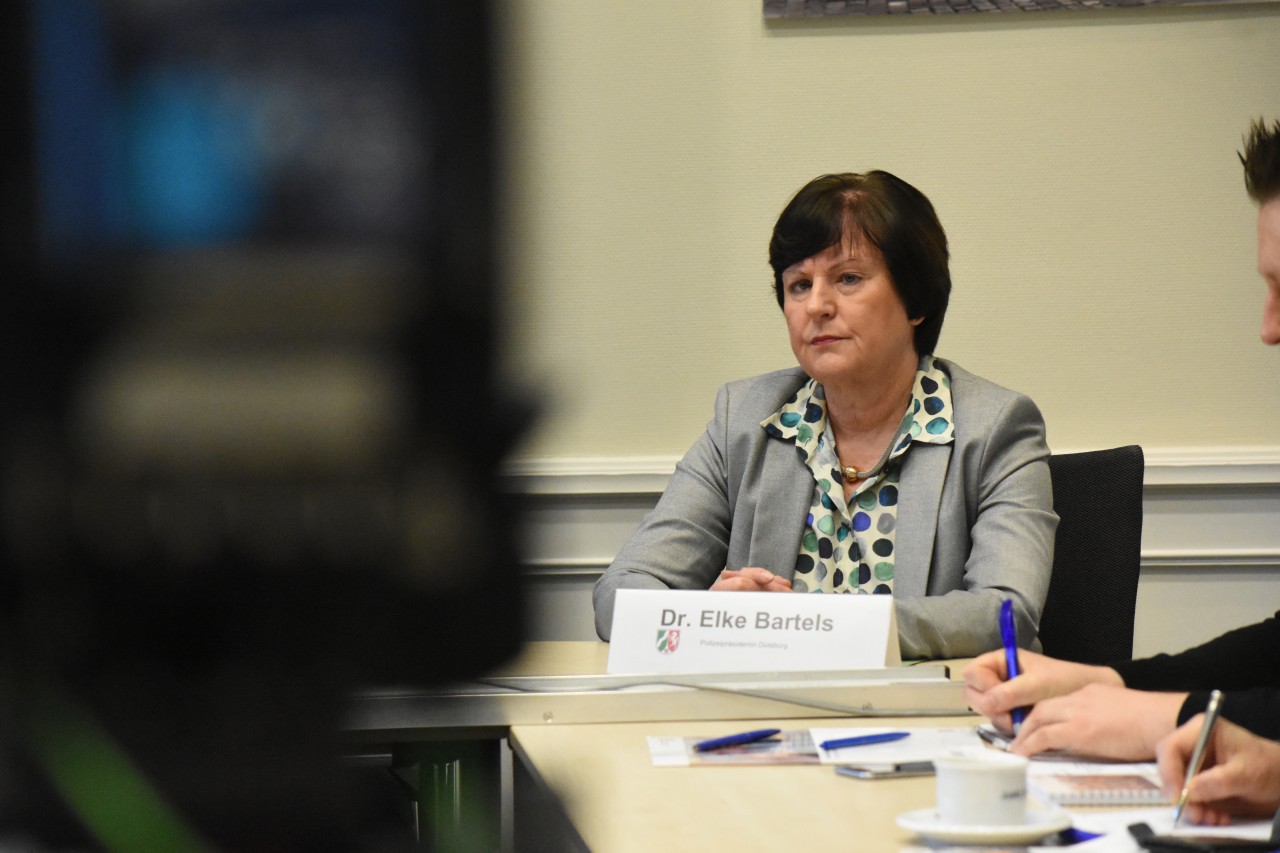 Die Behörden arbeiten eng zusammen: Duisburgs Polizeipräsidentin Elke Bartels bei einer Pressekonferenz zum Thema Clan-Kriminalität in Düsseldorf. 