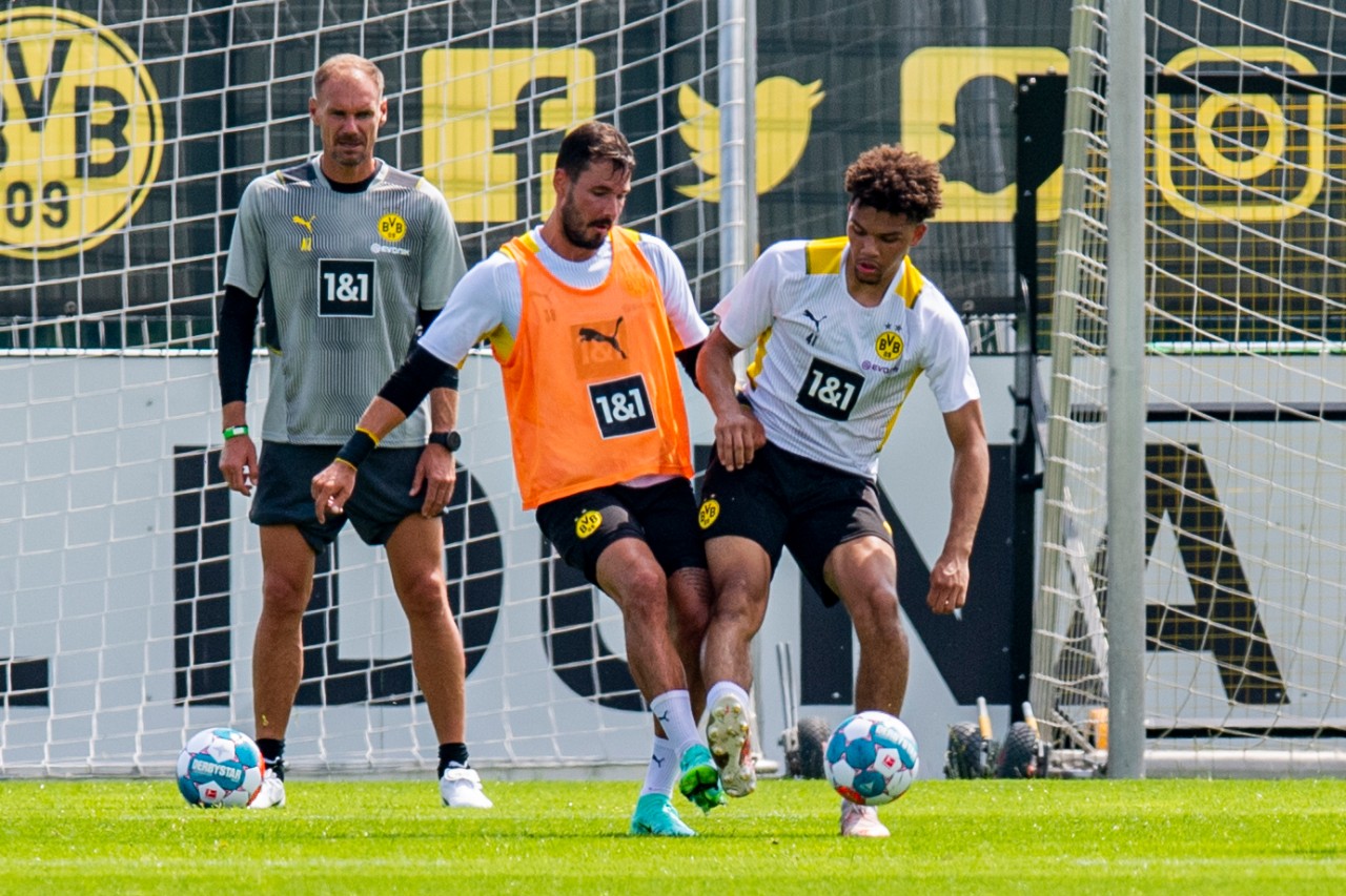 Nnamdi Collins im Zweikampf mit Roman Bürki.