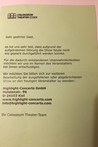 Mit diesem Zettel wollte man sich beim Colosseum Theater in Essen wohl absichern. Erst gibt es eine Entschuldigung im Namen des Veranstalters, anschließend „zur weiteren Bearbeitung“ auch seine Adresse.