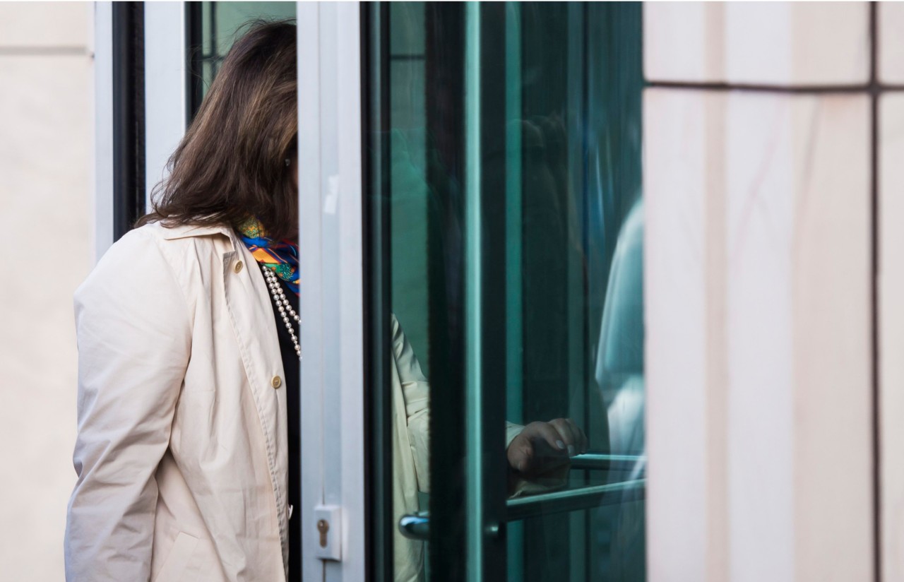 Cornelie Middelhoff betritt das Landgericht in Essen. Sie hat als Zeugin im Untreue-Prozess gegen ihren Ehemann Thomas ausgesagt.