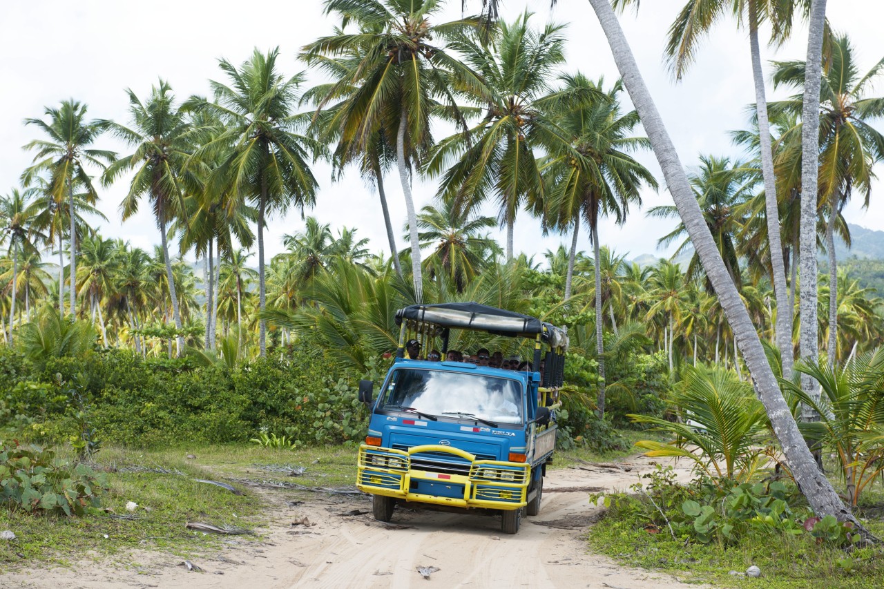 Vor der Pandemie: Ein Bus mit Touristen kommt an der Playa Rincón an. 