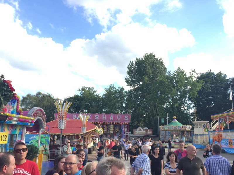 Am Donnerstag schauten sich einige Besucher gleich nach Eröffnung die Cranger Kirmes an.