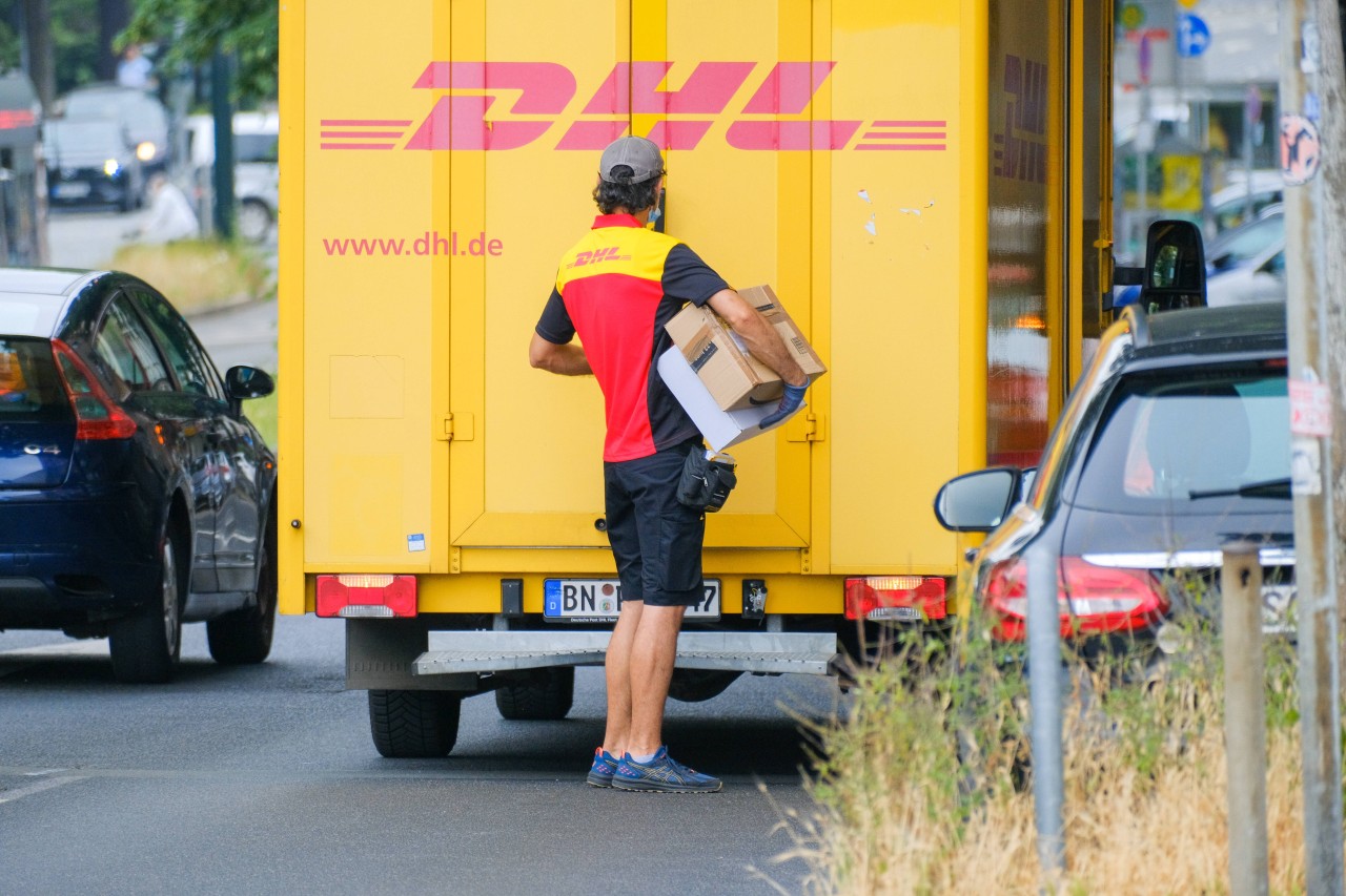 DHL: Mann schickt Paket um die Welt. Als es beim Empfänger ankommt, kann er es nicht fassen. (Symbolbild)