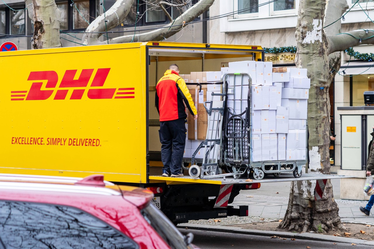 DHL bereitet sich auf die stressigste Zeit des Jahres vor – das musst du beachten, wenn du Weihnachtsgeschenke verschicken willst. (Symbolfoto)