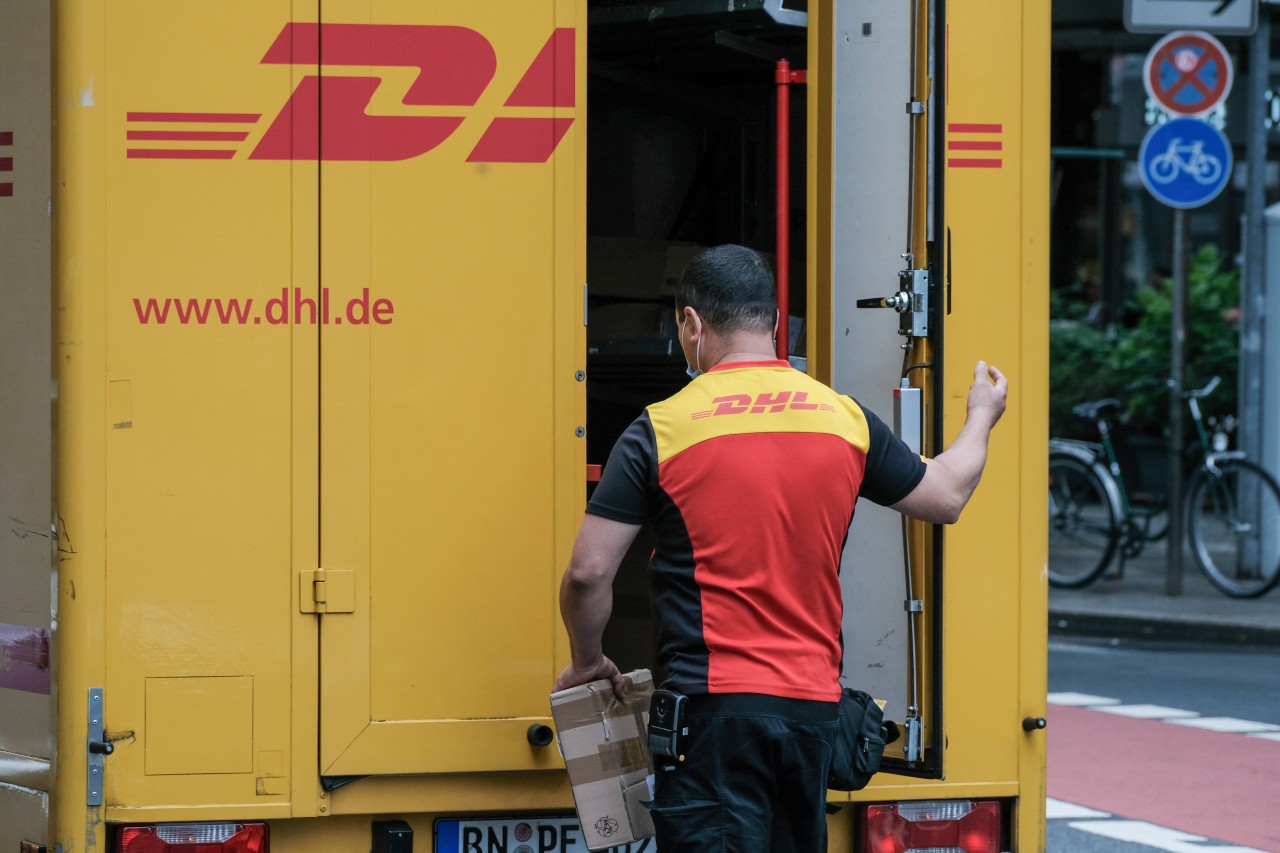 Die DHL darf nicht alle bestellten Pakete nahtlos übergeben. (Symbolbild)