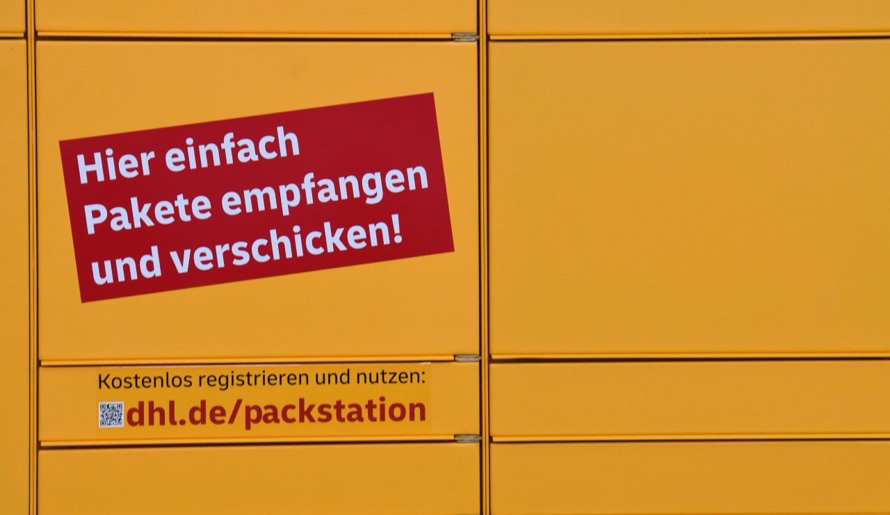 DHL bewirbt den Service an den Packstationen. (Symbolbild) 