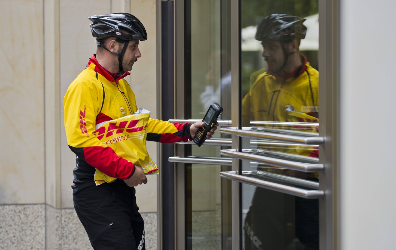 DHL-Boten können jetzt sechs Euro von dir verlangen. (Symbolbild)