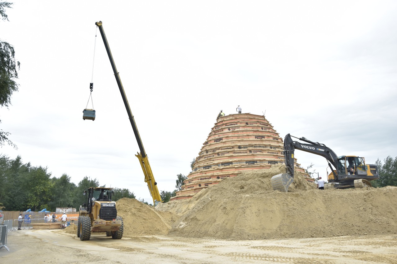 Die Holzverschalung um die Sandburg schützt vor dem Einstürzen.