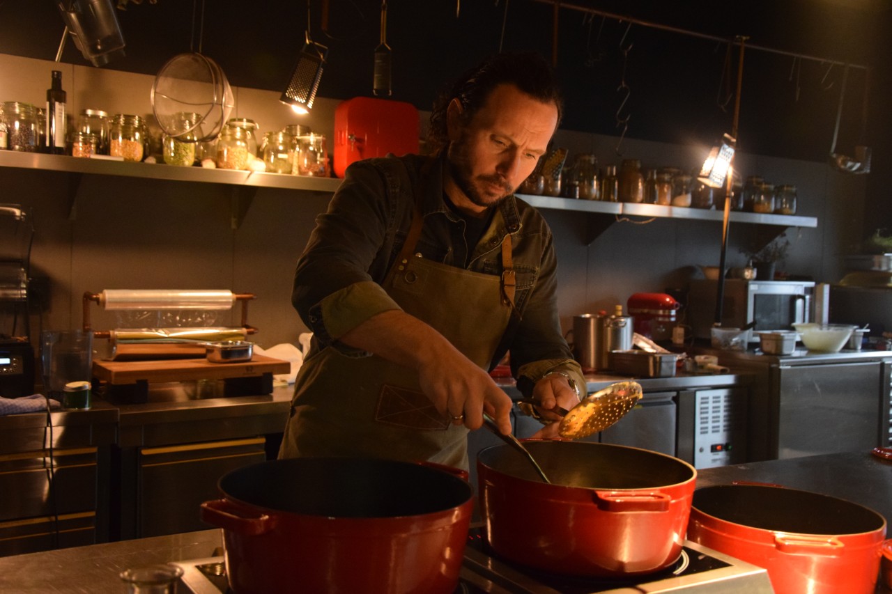 Mario Grube bereitet das ganz besondere Popcorn zu.