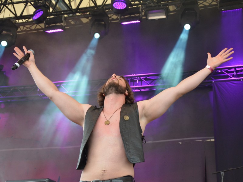 Die Band Ketzer bei ihrem Auftritt im Amphitheater Gelsenkirchen. Dort fand wieder das Rock Hard Festival statt.