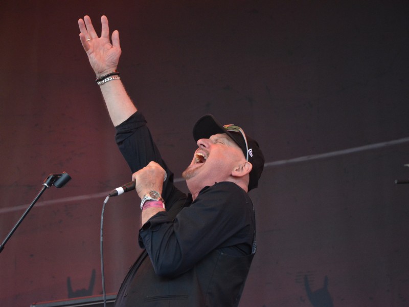 Die Band Demon bei ihrem Auftritt im Amphitheater Gelsenkirchen. Dort fand wieder das Rock Hard Festival statt.