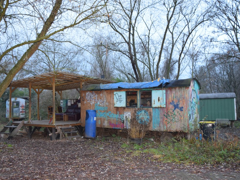 Dieser Bauwagen ist ein Gemeinschaftsraum. Links daneben eine überdachte Bühne. Hier spielen oft Bands.