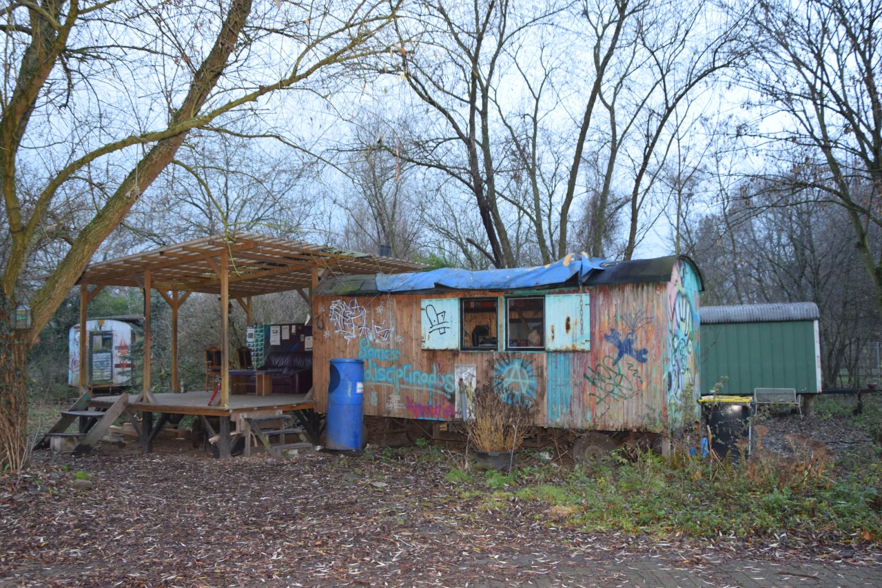 Dieser Bauwagen ist ein Gemeinschaftsraum. Links daneben eine überdachte Bühne. Hier spielen oft Bands.