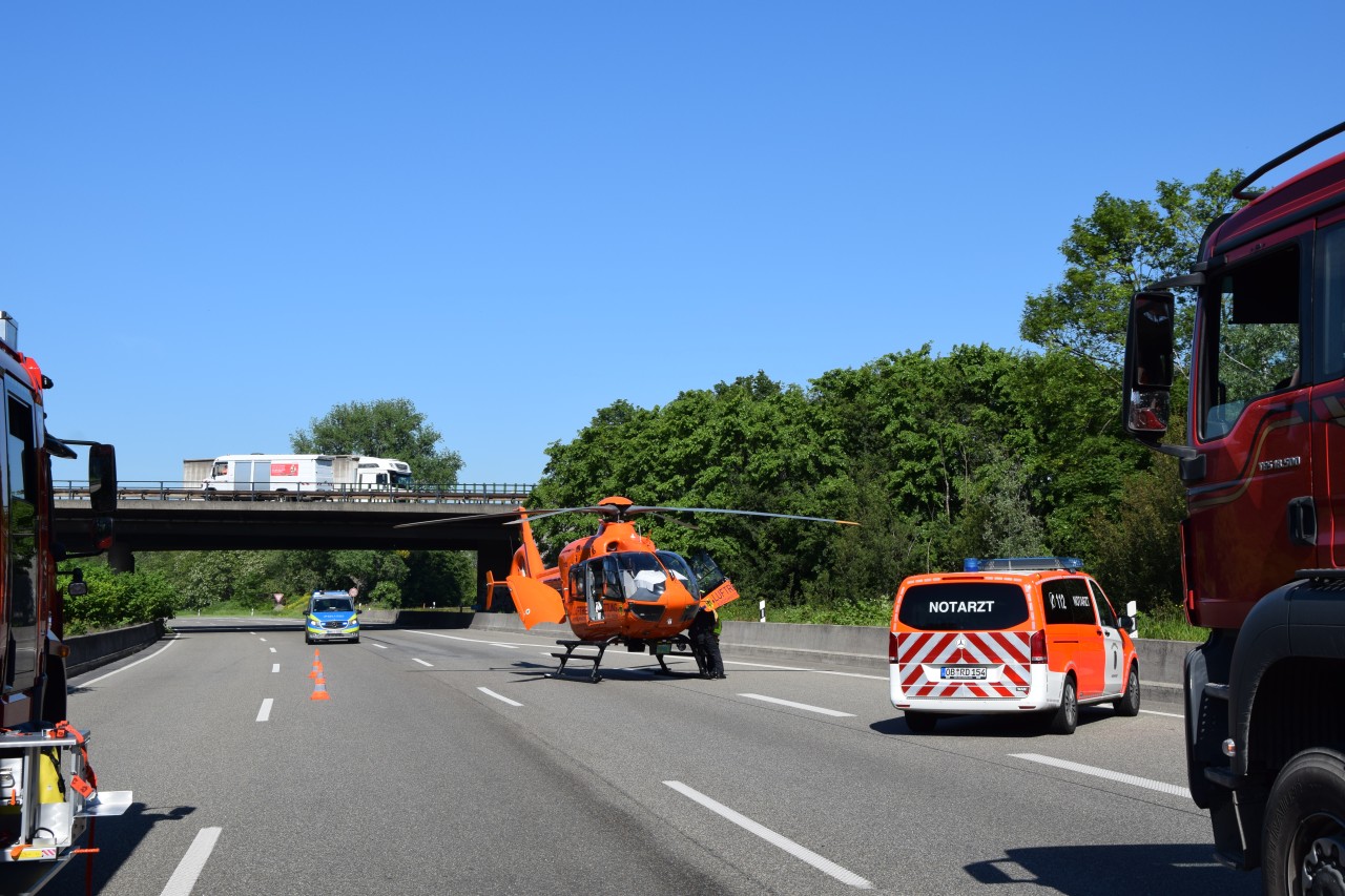 Heftiger Unfall auf der A42 bei Oberhausen. Ein Rettungshubschrauber war im Einsatz.