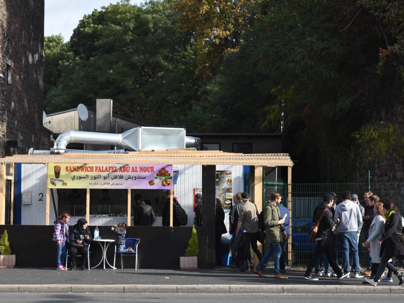 Jeden Tag tummeln sich Studenten, Dozenten und Landsleute vor dem Imbiss Abu Al Nour, um die selbstgemachten Falafel zu essen. 