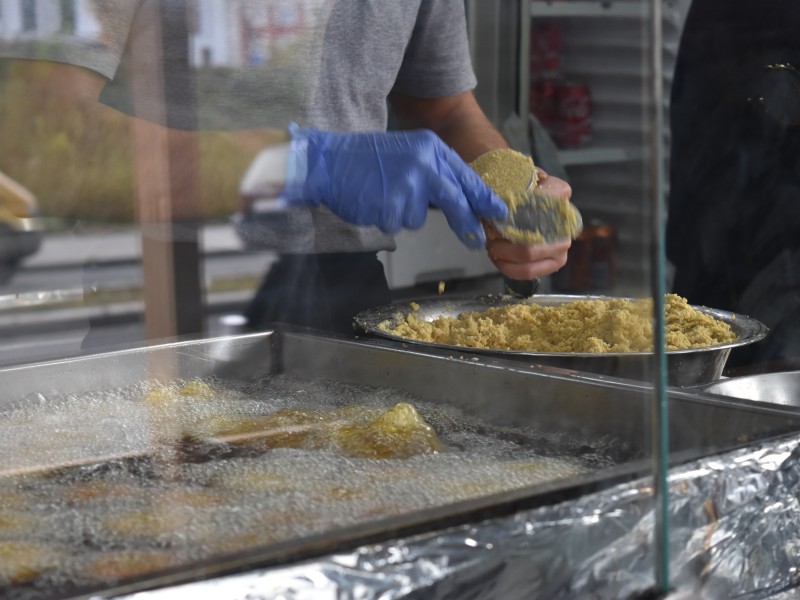 Die Falafel werden frisch zubereitet, geformt und dann fritiert.  